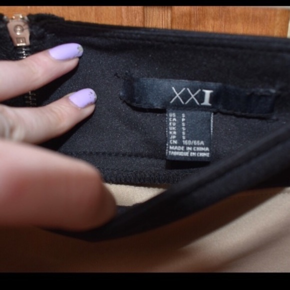 Forever21 • Black and Cream Bodycon Skirt - Picture 4 of 4